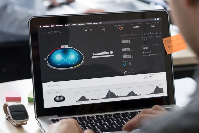 Hände bedienen ein komplexes medizinisches Gerät mit Interface